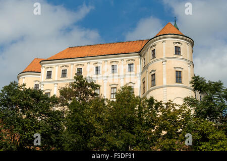 Blick auf Schloss in Stadt Mikulov, Süd-Mähren, in der Tschechischen Republik Stockfoto