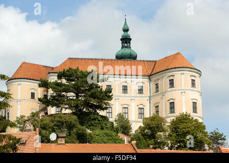 Blick auf Schloss in Stadt Mikulov, Süd-Mähren, in der Tschechischen Republik Stockfoto