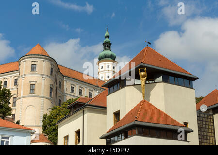 Blick auf Schloss in Stadt Mikulov, Süd-Mähren, in der Tschechischen Republik Stockfoto