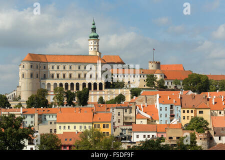 Blick auf Schloss in Stadt Mikulov, Süd-Mähren, in der Tschechischen Republik Stockfoto