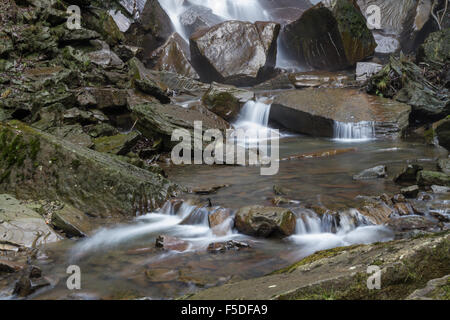 Detail des Wasser Kaskadierung auf Felsen an der Unterseite eines Wasserfalls. Stockfoto