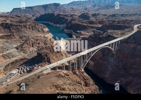 Boulder City, Nevada, USA. 23. Oktober 2015. Am Ufer des Lake Mead, Hoover Dam und seinen neuen Begleiter, Mike O' Callaghan-Pat Tillman Memorial Bridge in diesem Luftbild. Unerbittliche Dürrejahren sind anstrengend, einen großen Vorrat an Wasser zwischen Nevada und Arizona. Lake Mead Wasserstand sank von etwa 120 Fuß (37 m) von wo das Wasser am 6. Juli 2000 vor 15 Jahren erreicht. Lake Mead ist kein Fremder in Dürren. Der künstliche See hit niedriger als der Durchschnitt Wasserstände in der Mitte der 1950er Jahre und Mitte der 1960er Jahre und die aktuellen Erschöpfung ist Teil einer jahrzehntelangen Entwicklung. Lake Mead cur Stockfoto