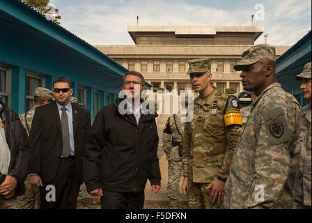 US-Verteidigungsminister Ashton Carter mit Colonel James Minnich, Sekretär der Kommission der Vereinten Nationen Befehl militärische Waffenstillstand, während eines Besuchs auf Koreanische Demilitarized Zone 1. November 2015 in Panmunjom, Republik Korea. Stockfoto