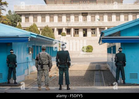 US-Armee und der Armee der Republik von Korea Soldaten bewachen die Koreanische Demilitarized Zone 1. November 2015 in Panmunjom, Republik Korea. Stockfoto