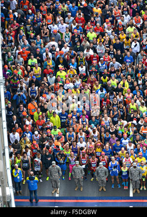 Luftaufnahme von Läufern, die New York City Marathon an der VerrazanoÐNarrows Brücke 1. November 2015 in Staten Island, NY start vorbereitet. Stockfoto