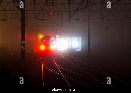 Manchester, UK. 2. November 2015. Züge ankommen und abfahren am Bahnhof Manchester Piccadilly im dichten Nebel in einer dunklen Nacht Credit: Russell Hart/Alamy Live News. Stockfoto