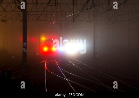 Manchester, UK. 2. November 2015. Züge ankommen und abfahren am Bahnhof Manchester Piccadilly im dichten Nebel in einer dunklen Nacht Credit: Russell Hart/Alamy Live News. Stockfoto