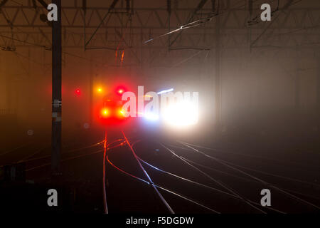 Manchester, UK. 2. November 2015. Züge ankommen und abfahren am Bahnhof Manchester Piccadilly im dichten Nebel in einer dunklen Nacht Credit: Russell Hart/Alamy Live News. Stockfoto