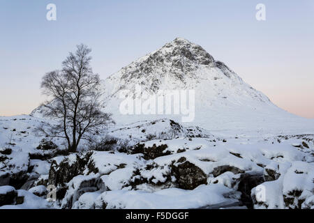 Buachaille Etive Mor in Glencoe, Schottland, mit Schnee bedeckt, mit einem gefrorenen Wasserfall im Vordergrund. Stockfoto