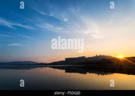 Clatteringshaw Loch und dam bei Sonnenaufgang Stockfoto