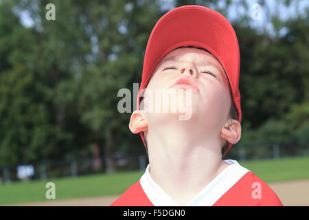 Kinder-Baseball-Spieler nicht spielen wollen Stockfoto