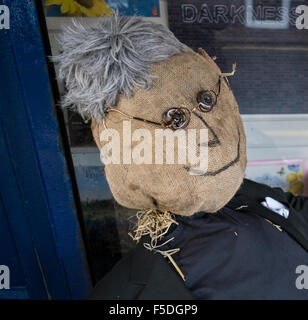 Wesley Street, Southport, Merseyside, England. Halloween Vogelscheuche verkleidet als Vikar, außerhalb der christlichen Bibel Reading Centre, UK Stockfoto