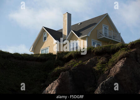 Haus am Rande einer Klippe, Pointe Basse, Magdalen Inseln, Quebec, Kanada Stockfoto