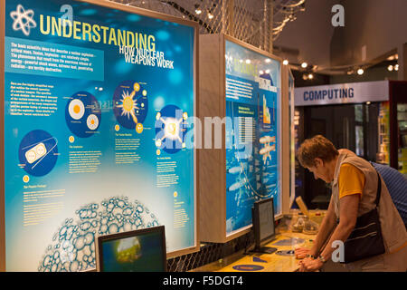 Los Alamos, New Mexico - das Bradbury Science Museum sind Exponate über Los Alamos National Laboratory. Stockfoto