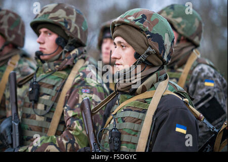Ukrainische Armee Bodentruppen Soldaten nach einer live-Feuer-Übung auf Central City Camp, in der Nähe von International Peacekeeping und Security Center 29. Oktober 2015 Yavoriv, Ukraine. Stockfoto