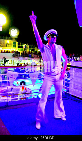 Mitglieder der königlichen Prinzessin Schiff unterhalten Passagiere auf Party an Deck in der Nacht Stockfoto