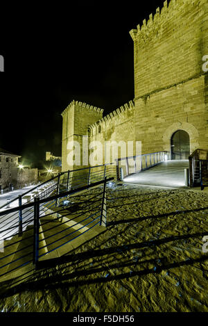 Juan Fernandez de Heredia befestigten Palast bei Nacht. Mora de Rubielos Comarca von Gudar-Javalambre, Teruel, Aragon, Spanien Stockfoto