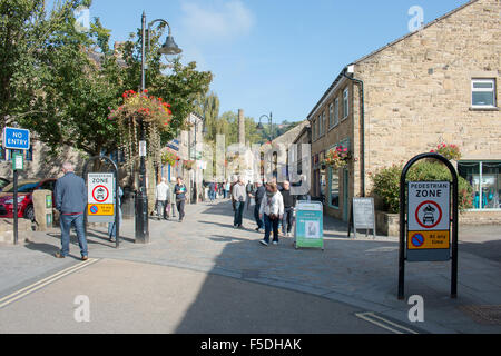 Stadtbild von Hebden Bridge Stadtzentrum an einem sonnigen Tag. Hebden Bridge, Calder-Tal, West Yorkshire, England, Vereinigtes Königreich. Stockfoto