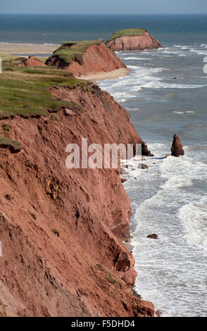 Roten Sandsteinfelsen, Ile Boudreau, Magdalen Inseln, Quebec, Kanada Stockfoto