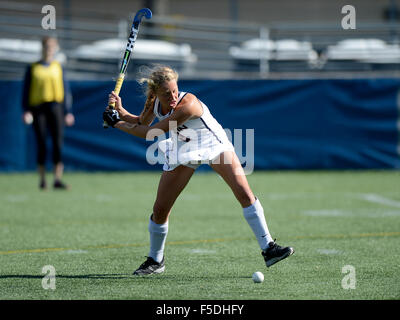 Washington, DC, USA. 31. Oktober 2015. 20151031 - Connecticut nach vorne nimmt AMELIA IACOBUCCI (9) ein Schuss gegen Georgetown in der zweiten Hälfte eine NCAA fangen Sie Hockey-Spiel im Cooper Field in Washington. © Chuck Myers/ZUMA Draht/Alamy Live-Nachrichten Stockfoto