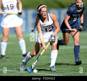 Washington, DC, USA. 31. Oktober 2015. 20151031 - Connecticut Mittelfeldspieler OLIVIA BOLLES (12) sieht in der zweiten Hälfte des NCAA fangen Sie Hockey auf Cooper Field in Washington gegen Georgetown übergeben. © Chuck Myers/ZUMA Draht/Alamy Live-Nachrichten Stockfoto