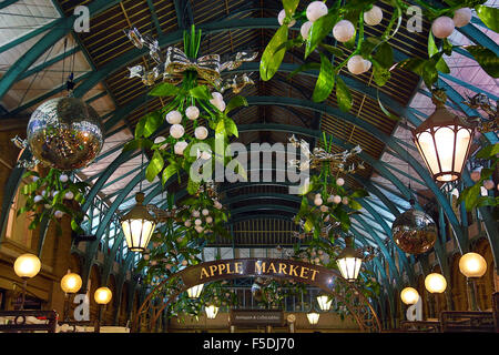 London, UK. 2. November 2015. Ersten Blick auf die neue Mistel Weihnachtsdekorationen Covent Garden in London wie sie auf dem Markt installiert sind. Die hängenden Zweige der Mistel machen eine nette Abwechslung zu der riesigen Xmas Christbaumkugeln, die die Hallen des Marktes für die letzten paar Jahre zierte haben. Bildnachweis: Paul Brown/Alamy Live-Nachrichten Stockfoto