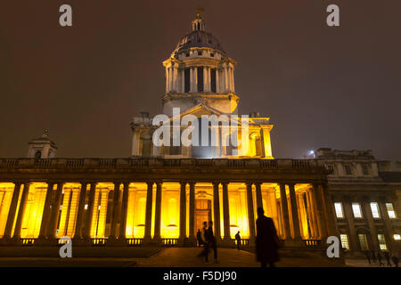 Greenwich, London, 2. November 2015. Die Studenten von der Universität von Greenwich eilig hinter den alten Royal Naval College, wie dichter Nebel deckt die meisten von London. Credit: imageplotter/alamy leben Nachrichten Stockfoto