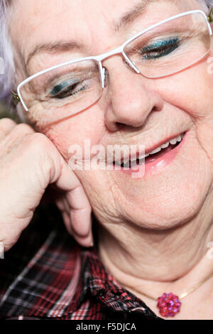 Ein Porträt einer glücklich senior Frau zu Hause Stockfoto