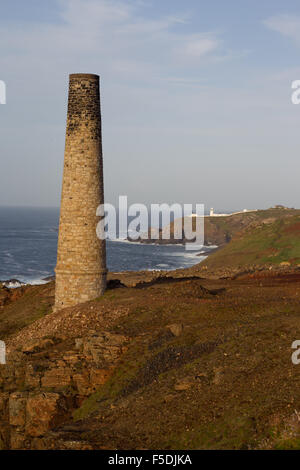 Levant Mine Schornstein und Pendeen Watch, Cornwall, Vereinigtes Königreich Stockfoto