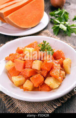 Eintopf, Kürbis, Kartoffel, Zwiebel auf weißen Teller Stockfoto