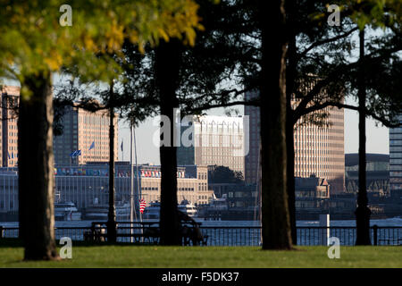 Meer Hafenviertel gesehen über Boston Harbor von Piers Park in East Boston, Massachusetts Stockfoto