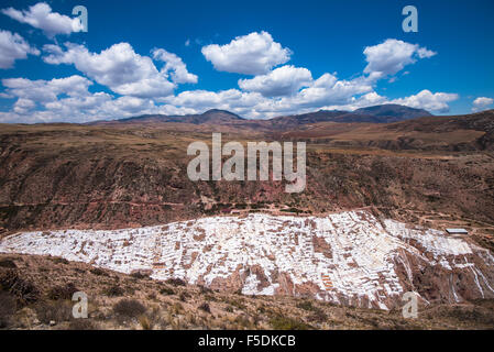 Salinas de Maras, vom Menschen verursachten Salzminen in der Nähe von Cusco, Peru Stockfoto