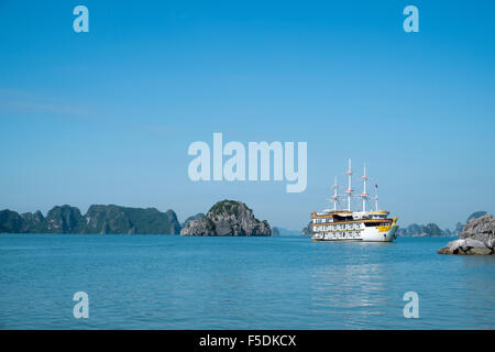 Indochina Junk Boat, Dragon Legend vor Cong Do Island, in Ha Long Bay, UNESCO-Weltkulturerbe, Vietnam, Asien Stockfoto