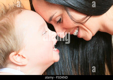 Glückliche 2 Jahre alten Jungen. Kind ist Lächeln, Grinsen. Stockfoto