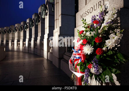 Blumen und World War II Memorial, Washington, District Of Columbia USA Stockfoto