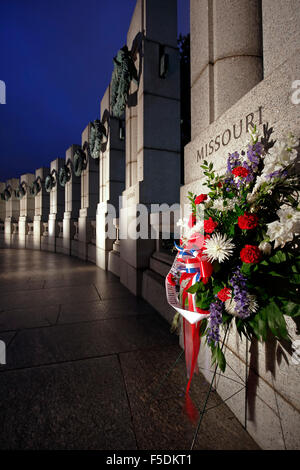 Blumen und World War II Memorial, Washington, District Of Columbia USA Stockfoto