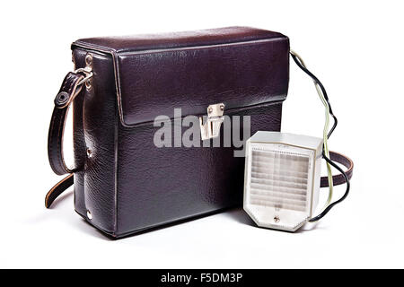 Alte Kamera Blitz mit einem braunen Lederetui isoliert auf einem weißen Hintergrund. Stockfoto