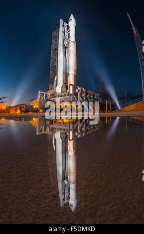 Eine United Launch Alliance Atlas V-Rakete mit der Air Force GPSIIF-11-Satellit ist vorbereitet für Produkteinführung vom Space Launch Complex 41 29. Oktober 2015 in Cape Canaveral, Florida. Stockfoto