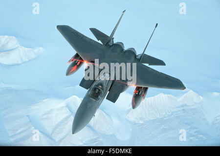 UNS Air Force F - 15C Strike Eagle Kampfflugzeugen von 144. Kämpfer-Flügel über der hohen Arktis während einer Mission zur Unterstützung der wachsam Schild 22. Oktober 2015 Iqaluit, Nunavut, Kanada überfliegt. Stockfoto