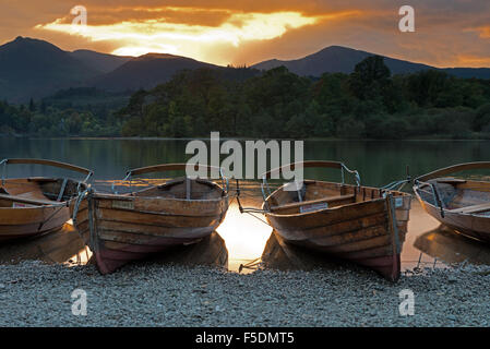 Ruderboote am Ufer des Derwent Water in der Nähe von Keswick bei Sonnenuntergang, Lake District, Cumbria, England, Uk, Gb Stockfoto