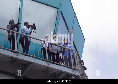 Argyle, Saint Vincent und die Grenadinen. 2. November 2015. Bild zur Verfügung gestellt von Venezuelas Präsidentschaft zeigt venezolanischen Präsidenten, Nicolas Maduro (2.-R), Bauaufsicht von Argyle International Flughafen, begleitet von Premierminister von Saint Vincent und die Grenadinen, Ralph Gonsalves (R), in Argyle, östlich von St. Vincent und die Grenadinen, am 2. November 2015. Bildnachweis: Venezuelas Präsidentschaft/Xinhua/Alamy Live-Nachrichten Stockfoto