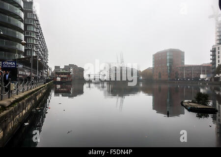 London, England. 2. November 2015. Die dichten Morgennebel um innere Millwall Dock. Stockfoto