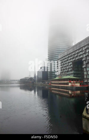 London, England. 2. November 2015. Die dichten Morgennebel um innere Millwall Dock. Stockfoto