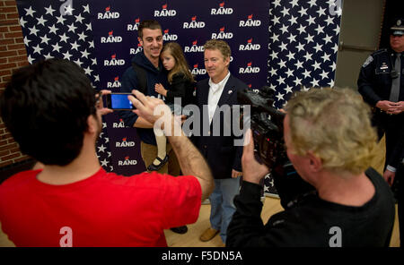 Durham, New Hampshire, USA. 2. November 2015. Nach einer Rede und Beantwortung von Fragen aus dem Publikum, Senator von Kentucky und republikanische Präsidentschaftskandidat RAND PAUL posiert für Fotos an der University of New Hampshire. Bildnachweis: Brian Cahn/ZUMA Draht/Alamy Live-Nachrichten Stockfoto