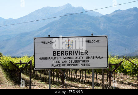 Ort der Chancengleichheit Zeichen und Reben in der Bergrivier Region im Frühling. Südafrika Stockfoto