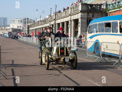 1903 Darracq auf der Ziellinie nach Abschluss die von London nach Brighton Veteran Car run 2015 Stockfoto