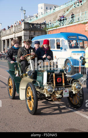 1903 Darracq auf der Ziellinie nach Abschluss die von London nach Brighton Veteran Car run 2015 Stockfoto