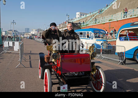 1903 Stevens Dureya an der Ziellinie nach Abschluss die von London nach Brighton Veteran Car run 2015 Stockfoto