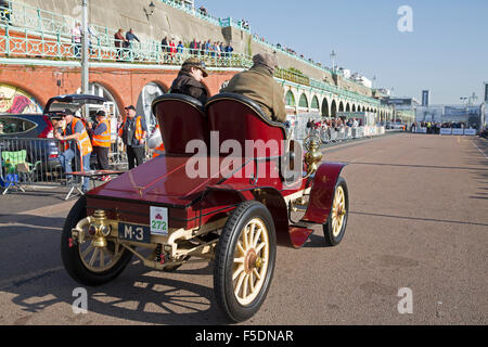 1903 Winton auf der Ziellinie nach Abschluss die von London nach Brighton Veteran Car run 2015 Stockfoto