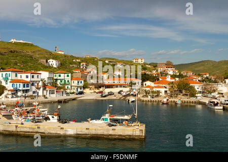 Der Hafen von der isolierten Insel von Aghios Efstratios (Ai Stratis) in der nördlichen Ägäis, Griechenland. Stockfoto